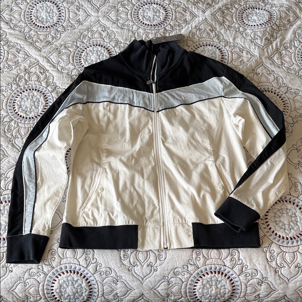 Nike Women’s Black, White, and Blue Windbreaker